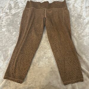 Athleta salutation stash 7/8 legging in leopard print